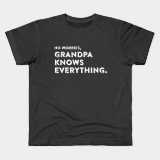 Grandpa knows everything Kids T-Shirt